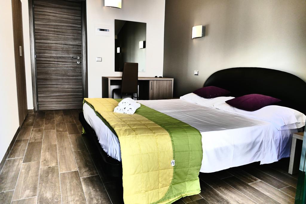 Hotel Desiree ซัน เบเนเดตโต เดล ตรอนโต ภายนอก รูปภาพ